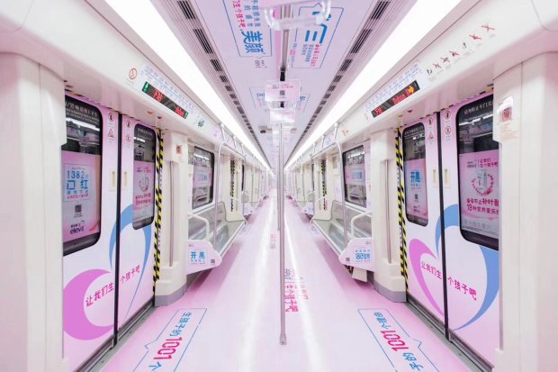 Реклама в китайском метро призывает людей заводить больше детей