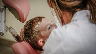 Скандал у Рівному: нелюд-стоматолог била дітей головою об кушетку - відео свавілля потрапило в Мережу