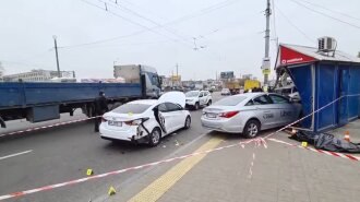 Смертельная пятница, 13-е: в Киеве автомобиль влетел в остановку, есть жертвы (ФОТО, ВИДЕО)