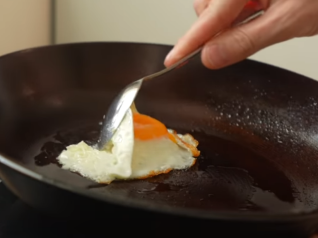 Яйця, сковорідка