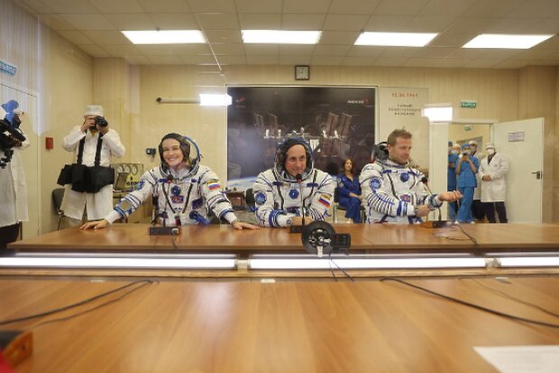 Актриса Юлия Пересильд впервые вышла на связь из космоса: «Мне кажется, что я сплю…» (видео)
