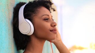 Вчені зробили важливе відкриття про людей, які постійно слухають музику