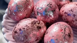 Рожеві крашанки, кадр з відео