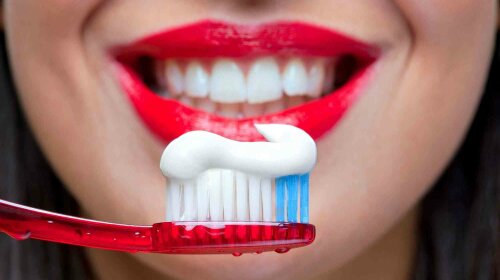 Самый распространенный миф о чистке зубов: об этом должен знать каждый