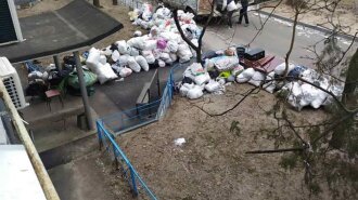 В Днепре пенсионерка завалила мусором свою квартиру и взялась за подъезд: соседям не пройти