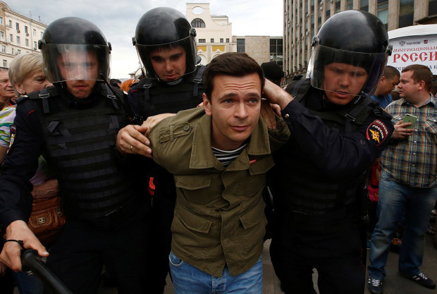 На акції в Москві затримали майже 100 осіб