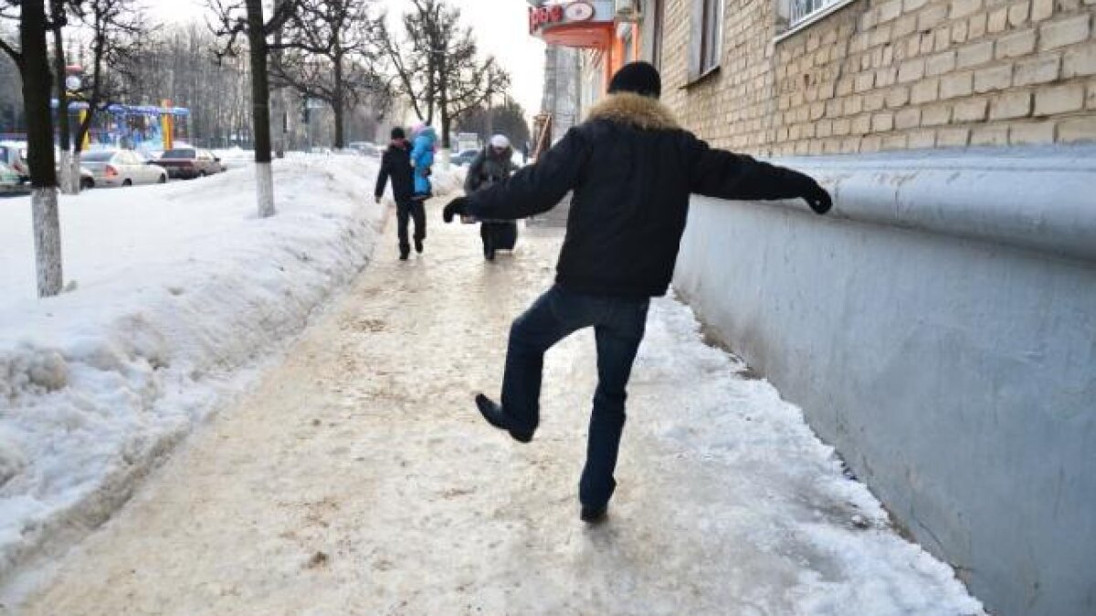 Чем обработать скользкие дорожки возле дома - советы экспертов