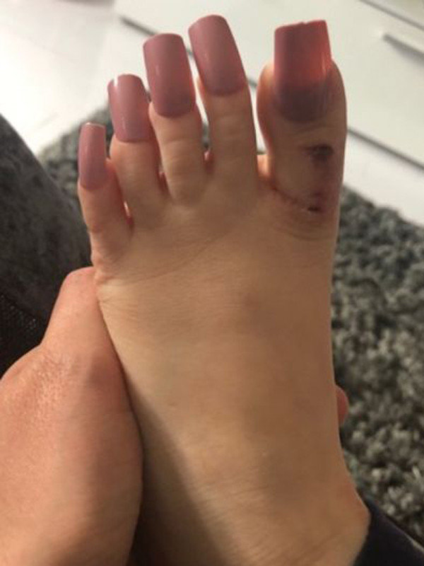 Майя наклеїла накладні нігті на пальці ніг