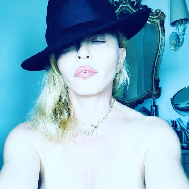 Мадонна обнажила грудь