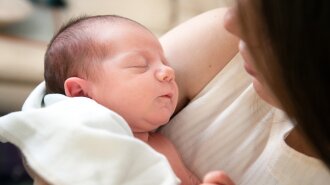 Ирония судьбы: акушеры очень удивились когда увидели, что держит в руках новорожденный малыш (ФОТО)