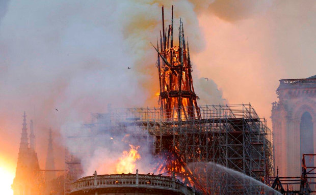 Собор Паризької Богоматері під час пожежі
