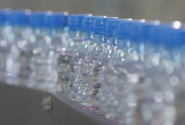 Вода в пляшках. Фото: скріншот YouTube