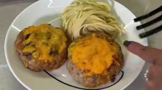 "Гнізда" з фаршу з тягучим сиром, кадр з відео