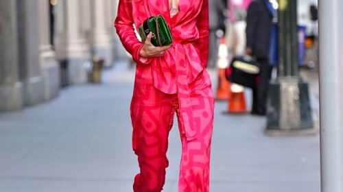 Gigi-Hadid-Caught-Wearing-Pretty-Pink-Suit