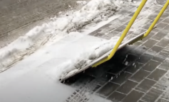 Прибирання снігу. Фото: youtube.com