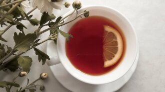 Защищает от инфекций и дарит шанс на долголетие: медики назвали полезные свойства чая с лимоном