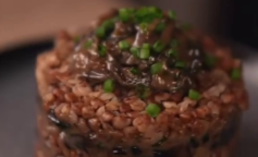 Гречка с шампиньонами в сливочном соусе, кадр из видео