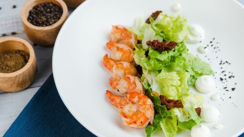 miks-salat-s-zharennymi-tigrovymi-krevetkami-v-kunzhutnom-souse