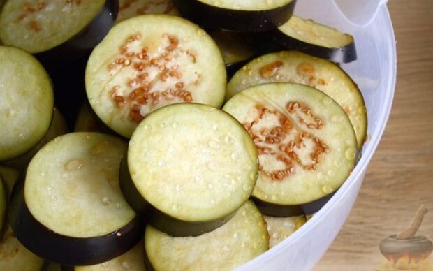 Консервированные баклажаны со сладким перцем, зеленью и чесноком