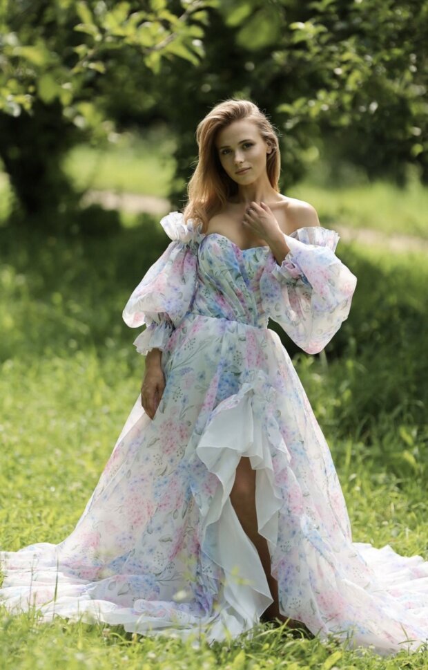 Анна Кошмал вразила всіх пишною сукнею на знімках з нової фотосесії