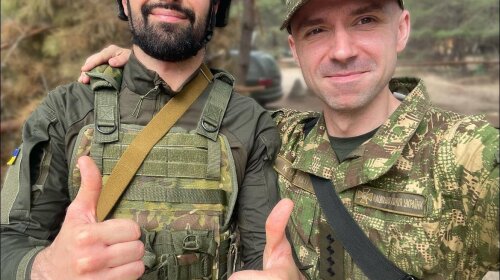 Віталій Козловський зі зброєю в руках та каскою на голові показав як проходять його перші дні в армії