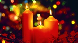 Christmas_wallpapers_Burning_red_candles_on_a_background_of_garlands_on_christmas_052770_