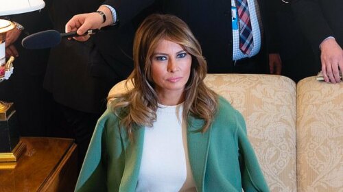 В пальто цвета мяты и питоновой юбке: Мелания Трамп восхитила элегантным образом на встрече в Белом доме