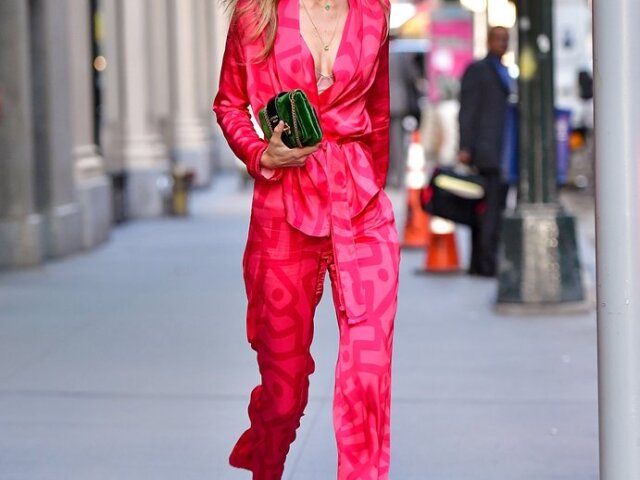 Gigi-Hadid-Caught-Wearing-Pretty-Pink-Suit