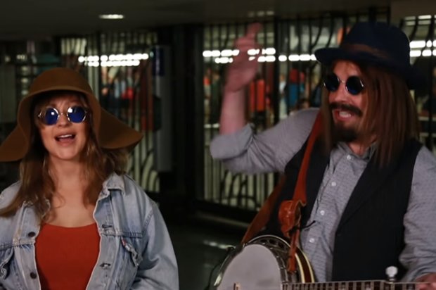 Кристина Агилера и Джимми Фэллон в метро