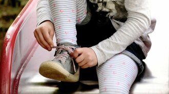 Детский ортопед назвал лучшую и худшую обувь для ребенка