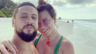 36-летняя жена Монатика впечатлила пикантными фото с Мальдив: позировала в купальнике с вырезом до пупка (фото)