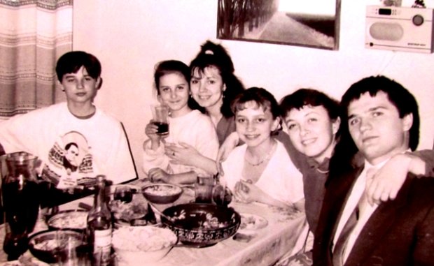 Семейное фото Гончаров-Матвиенко, 1990 год. Тоня — вторая слева