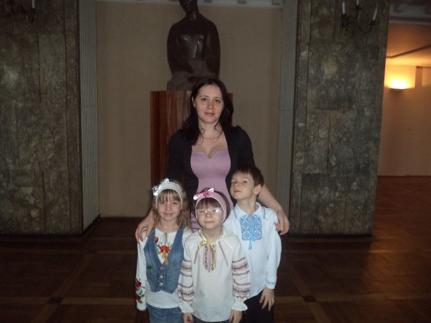Олена Яковлєва з дітьми у Львівському драмтеатрі ім. Заньковецької, квітень 2014
