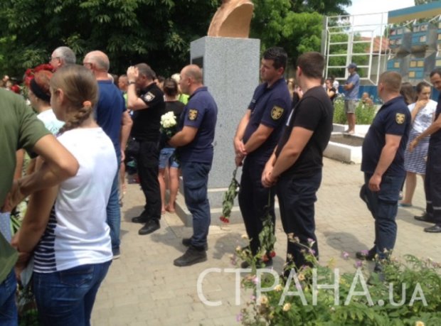 Поліцейські прийшли попрощатися з Дашею Лук'яненко/ Фото: Країна.юа