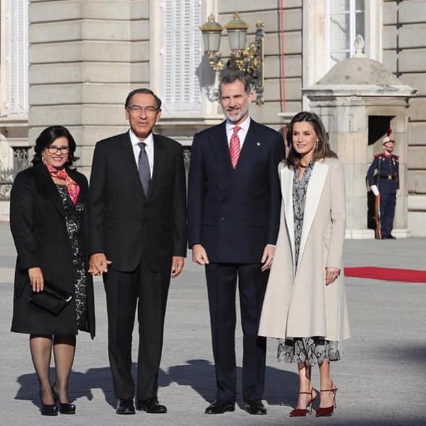 Королева Летиция с супругом встречают во дворце президента Перу Мартина Альберто Вискарру и его жену
