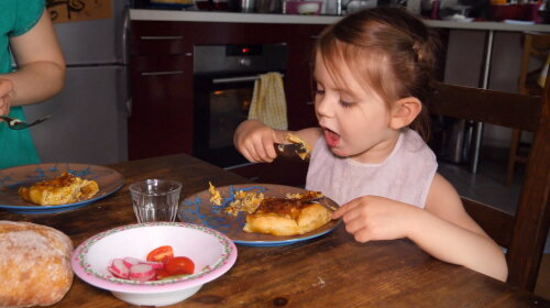 Готують пироги й ходять у музеї: 5 дивовижних фактів про виховання дітей у садочках Франції