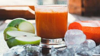 Морковно-яблочный фреш по праву можно считать одним из самых полезных напитков