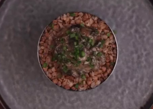 Гречка з печерицями у вершковому соусі, кадр з відео