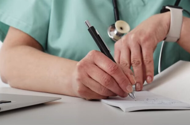 Лікар. Рецепт. Фото: youtube.com