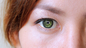 Первым и самым заметным признаком близкой старости считаются морщинки вокруг глаз