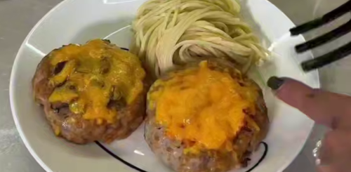 "Гнізда" з фаршу з тягучим сиром, кадр з відео