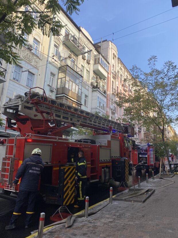 Пожар в Киеве, горит крыша, спасатели