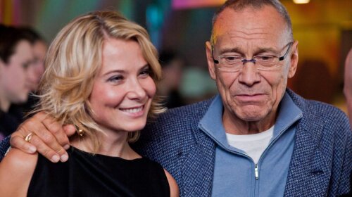 49-летняя Юлия Высоцкая показала, как встречает 85-летнего мужа-Кончаловского: «прическа-мивина и короткая футболка»
