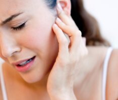 "Грозит потерей слуха": в каком случае нужно обращаться к врачу, если болит ухо