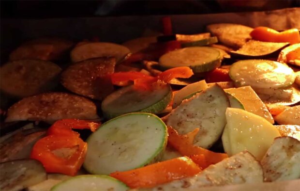Баклажаны, кабачки, картошка и перец запекается в духовке