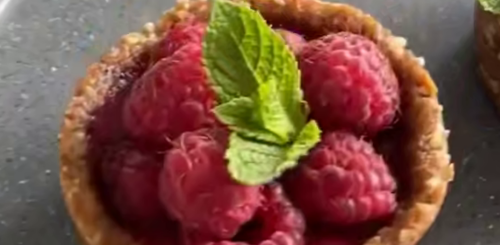 Корзиночки с ягодной начинкой, кадр из видео