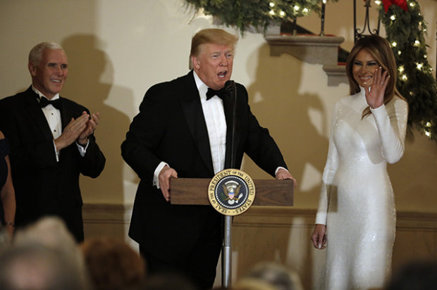 Дональд и Мелания Трамп на рождественском балу в Белом Доме
