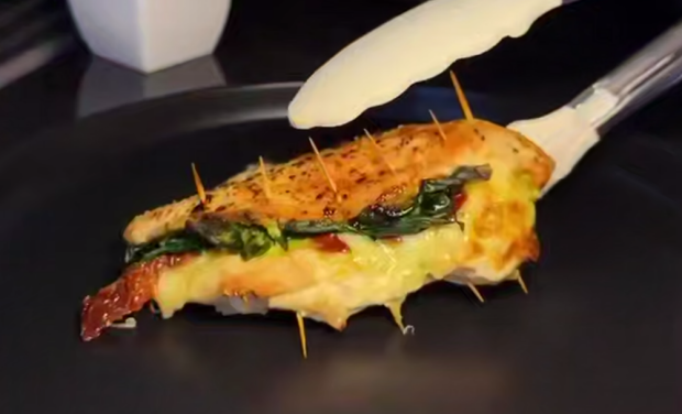 Куриная грудка с соусом песто и моцареллой, кадр из видео