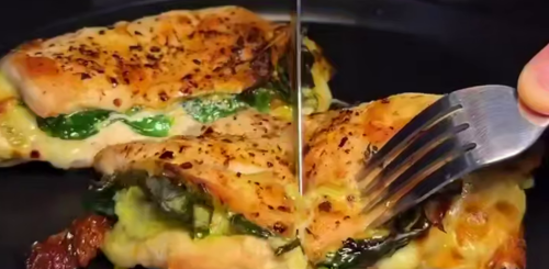 Куряча грудка з песто і моцарелою соусом, кадр з відео