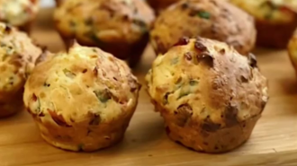 Маффины с капустой и ветчиной, кадр из видео